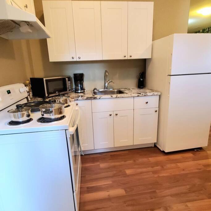 Private 2 Bedrooms Suite Near Hwy 1, Cultus Lake, Heritage Park, Fishing, Coliseum Chilliwack Exterior photo